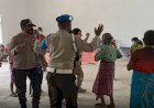 SALAH-SATU-TRAUAMA-HEALING-DARI-ANGGOTA-POLRES-LEMBATA-UNTUK-PARA-KORBAN-ERUPSI-GUNUNG-ILE-LEWOTOLOK