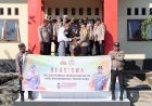 Wakapolres-lembata-menyerahkan-beasiswa-kepada-3-orang-siswa-sd-smp-dan-sma-di-kabupaten-lembata-kecamatan-omesuri,buyasuri-dan-ilaape-dalam-rangka-HUT-Bhayangkara-ke-78