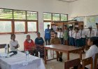Bhabinkamtibmas-Desa-Bakalerek-Kecamatan-Nubatukan,-Aipda-Mohamad-Saiful-Abdullah-bersama-Kepala-Sekolah-SMPN-3-Nubatukan-melaksanakan-kegiatan-sosialisasi-dan-pembinaan-terhadap-siswa-yang-terlibat-perkelahian-di-lingkungan-sekolah.