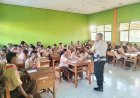 Bhabinkamtibmas-Desa-Wailolong-Bekali-Siswa-SMA-Balauring-dengan-Pengetahuan-Survival-di-Alam-Bebas.