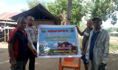 Bripka-Maxi-berikan-himbauan-tunda-mudik-kepada-warga-ile-ape-timur