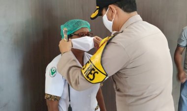 Kapolres-Lembata-Bagikan-APD-Dan-Masker-Gratis-Untuk-Puskesmas-Waipukang