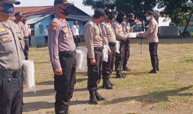 Cegah-Covid-19,Kapolres-Lembata-bagikan-Masker-Untuk-Seluruh-Anggotanya