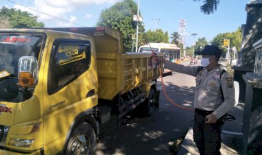 Polres-Lembata-Lakukan-Penyemprotan-Cairan-Desinfektan-Terhadap-Kendaraan