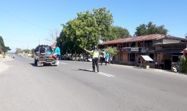 Di-tengah-Wabah-Covid-19,-Personil-Polres-Lembaga-Tetap-Rutin-Lakukan-Pengaturan-Di-Jalan