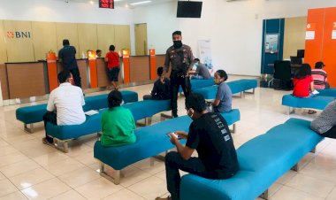 Bripda-Alexius-E.-Witak-Imbau-Para-Nasabah-Tetap-Jaga-Jarak-Saat-Antri-Bertransaksi-di-Bank