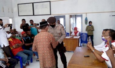 Anggota-Personil-Polsek-Nagawutung-Laksanakan-Pengawasan-Dan-Penyaluran-BLT