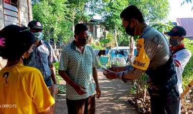 Bhabinkamtibas-Desa-Bunga-Muda-Ikut-Serta-Dalam-Pembagian-BLT