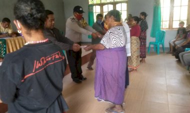 Bhabinkamtibas-Desa-Lite-Ulumado-Ikut-Serta-Dalam-Pembagian-BLT