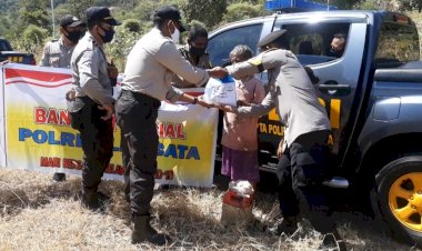 Polres-Lembata-Bagikan-Sembako-Terhadap-Warga-Terdampak-Virus-Covid-19
