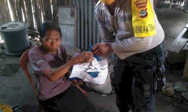 Bripka-Merdison-Paut-Bagikan-Paket-Sembako-Kepada-Warga-Terdampak-Virus-Covid-19