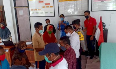 Bhabinkamtibas-Desa-Balauring-Bripka-Firmon-Ikut-Serta-Dalam-Pembagian-BLT