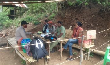 Bhabinkamtibmas-Sambang-Warga-Desa-Binaan-Serta-Sampaikan-Himbauan-Covid-19