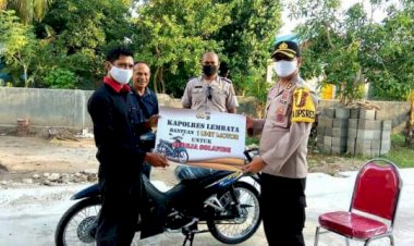 Kapolres-Lembata-memberikan-sumbangan-kepada-jemaat-solafide-dan-jemaat-maranatha-kabupaten-lembata