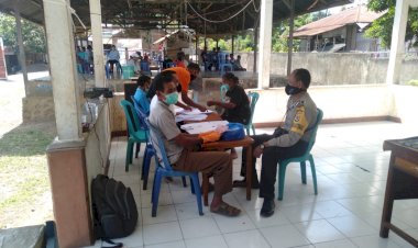 Bhabinkamtibmas-Desa-Liwulagang-Brigpol-Putu-Arya-Ngurah-Japa-Ikut-Serta-Dalam-Pembagian-BLT