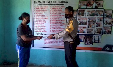 Bhabinkamtibmas-Ikut-Serta-Dalam-Pembagian-BLT-Di-Desa-Binaanya