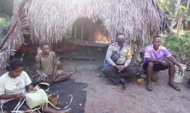 Bhabinkamtibmas-Desa-Nuba-Atalajo-Kec.-Atadei-Kab.-Lembata-Menghimbau-Warga-Untuk-Selalu-Mengedepankan-Protocol-Kesehatan-Jelang-Diberlakukannya-Prosedur-NEW-NORMAL