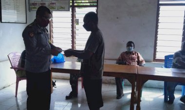 Bhabinkamtibmas-Desa-Roho-Bripka-Karama-Ikut-Serta-Dalam-Pembagian-BLT-Di-Desa-Binaanya