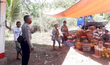 Patroli-Serta-Himbauan-Pesan-Pesan-Kamtibmas-Bhabinkamtibmas-Desa-Dulir-Di-Warga-Pasar-Desa-Atakore-Guna-Cegah-Covid-19-Dan-Kriminalitas.