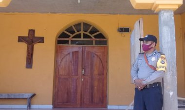 Anggota-Personil-Bhabinkamtibmas-Lakukan-Patroli-Dan-Monitoring-Di-Gereja.