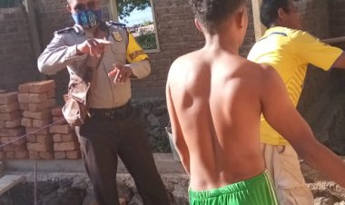 Sambangi-Warga,-Bhabinkamtibmas-Sampaikan-Himbauan-Himbauan-Kamtibmas.