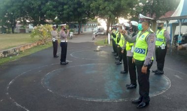 Di-Tengah-Pandemi-COVID-19,-Personel-Sat-Lantas-Polres-Lembata-Tetap-Rutin-Pengaturan-Lalu-Lintas-Pagi