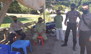 Anggota-Regu-Patroli-Sat-Sabhara-Menyambangi-Linmas-Desa-Waijarang