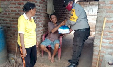 Peduli-Covid-19,-Bhabinkamtibmas-Polres-Lembata-Salurkan-Pembagian-Bantuan-Beras-Mabes-Polri-Kepada-Masyarakat