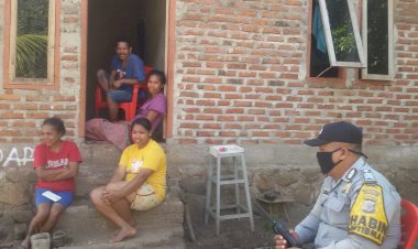 Bhabinkamtibmas-Polres-Lembata-Menyambangi-Warga-Desa-Serta-Sampaikan-Pesan-Pesan-Kamtibmas.