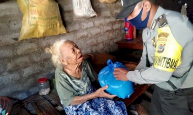 Menyambut-Hari-Bhayangkara-Ke-74,-Bhabinkamtibmas-Desa-Kalikur-Bagikan-Sembako.