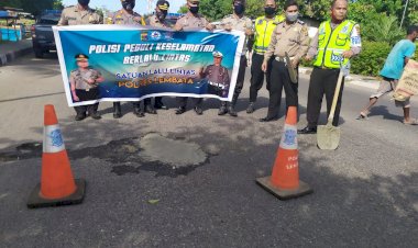 Dalam-Rangka-Hari-Bayangkara-Ke-74,-Kapolres-Lembata-Lakukan-Giat-Penambalan-Jalan-Yang-Berlubang