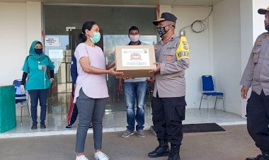 Menyongsong-Hari-Bhayangkara-Ke-74,-Polres-Lembata-Serahkan-Bantuan-Alat-Pelindung-Diri-(APD)-Untuk-Puskesmas-Waipukang