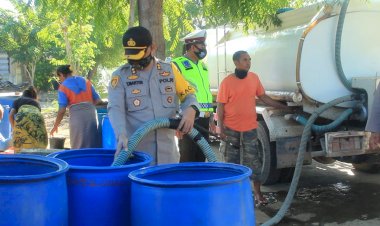 Memperingati-Hari-Bhayangkara-Ke-74,-Polres-Lembata-Lakukan-Bansos-Pembagian-Air-Bersih-Di-Desa-Palilolon-Dan-Desa-Dulitukan-Kecamatan-Ileape-Kab.-Lembata