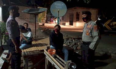 Anggota-Sat-Sabhara-Polres-Lembata-Lakukan-Patroli,-Bripka-Yan-Sampaikan-Himbauan-himbauan-Kamtibmas