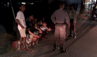 Anggota-Sat-Sabhara-Polres-Lembata-Lakukan-Patroli-Malam-Hari