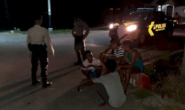 Hadapi-Era-Adaptasi-Kebiasaan-Baru,-Sat-Sabhara-Polres-Lembata-Yang-Dipimpin-Oleh-Bripka-Yan-S.-T.-Borel-Rutin-Lakukan-Patroli-Dialogis