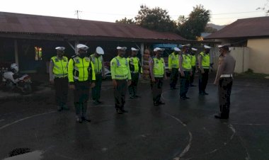 Pelayanan-Kepada-Masyarakat-Di-Pagi-Hari,-Sat-Lantas-Polres-Lembata-Lakukan-Pengaturan-Lalu-Lintas-Di-Era-Adaptasi-Kebiasaan-Baru.