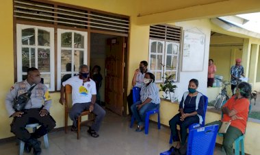 Brigpol-Yosef-A.-T.-Goran-Sambang-Kamtibmas,-Sosialisasi-Ke-Warga-Desa-Binaannya.