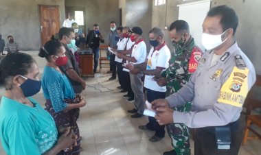 Bhabinkamtibmas-Desa-Nogodoni-Ikut-Serta-Dalam-Pembagian-BLT-Di-Desa-Binaanya.