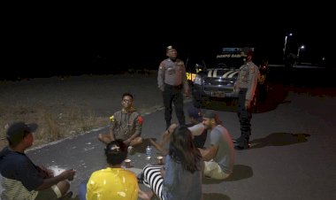 Tekan-Penyebaran-Virus-Covid-19-Sat-Sabhara-Yang-Dipimpin-Oleh-Bripka-Yan-S.-T.-Borel-Rutin-Lakukan-Patroli.