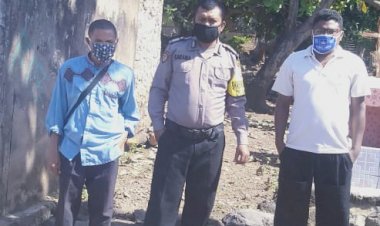 Bhabinkamtibmas-Desa-Roho-Sambang-di-Desa-Binaan-Sampaikan-Pesan-Kamtibmas-dan-Sosialisasi-adaptasi-kebiasaan-Baru