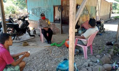 Bhabinkamtibmas-Desa-Baobolak-Bripka-Abdul-Azis-Mansur-Tingkatkan-Sambang-Guna-Terus-Mengedukasi-Warganya-Tentang-Adaptasi-Kebiasaan-Baru.