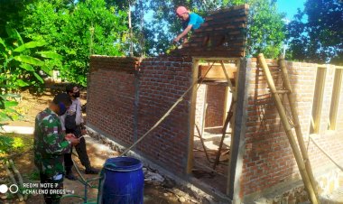 Hadapi-Era-Adaptasi-Kebiasaan-Baru,Bhabinkamtibmas-Sefrin-C.-K.-Kelly-Dan-Babinsa-Koramil-Loang-Sambang-di-Desa-Binaan-Sampaikan-Pesan-Kamtibmas