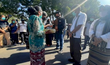 Polres-Lembata-Sambut-Kunjungan-Kerja-Kapolda-NTT-Irjen-Pol.-Drs.-H.-Hamidin-dan-Ketua-Bayangkari-daerah-NTT