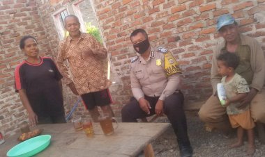 Bripka-Andrian-Sambang-Kamtibmas,-Terus-Sosialisasi-Karhutla-Dan-Era-Adaptasi-Kebiasaan-Baru-Ke-Warga-Desa-Binaannya.