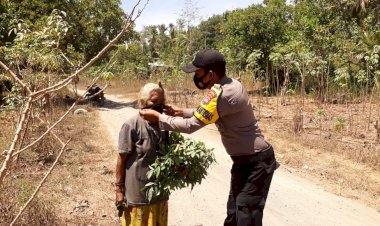 Bhabinkamtibmas-Bripka-Yohanes-Bagikan-Warga-Masker-Saat-Ditemui-Di-Jalan,-Serta-Himbau-Warganya-Untuk-Selalu-Mengedepankan-Protocol-Kesehatan.