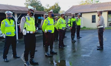 Kasat-Lantas-Polres-Lembata-Pimpin-Pelaksanaan-Pengaturan-Pagi.