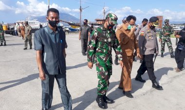 Pemantauan-Pos-Kesehatan-Pelabuhan-dan-Sidak-terhadap-penumpang-dan-ABK-Kapal-di-Pelabuhan-Laut-Lewoleba-oleh-Kapolres-Lembata-Bersama-Forkopimda-Kab.-Lembata.-- 