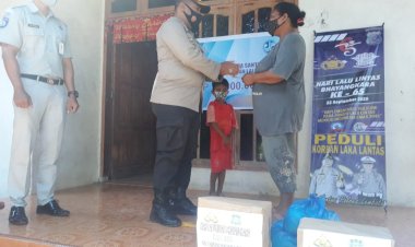 Dalam-Rangka-HUT-Lalu-Lintas-Bhayangkara,Wakapolres-Lembata-Serahkan-Santunan-Jasa-Raharja-Bagi-Korban-Kecelakaan-Yang-Meninggal-Dunia.