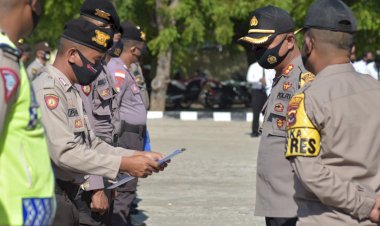 Tingkatkan-Kedisiplinan,-Kapolres-Lembata-Cek-Kehadiran-Anggota